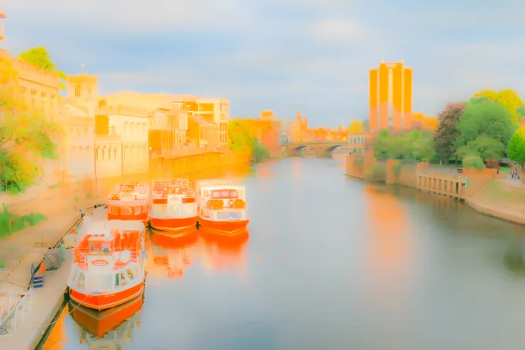 黃昏時刻路過河畔一景