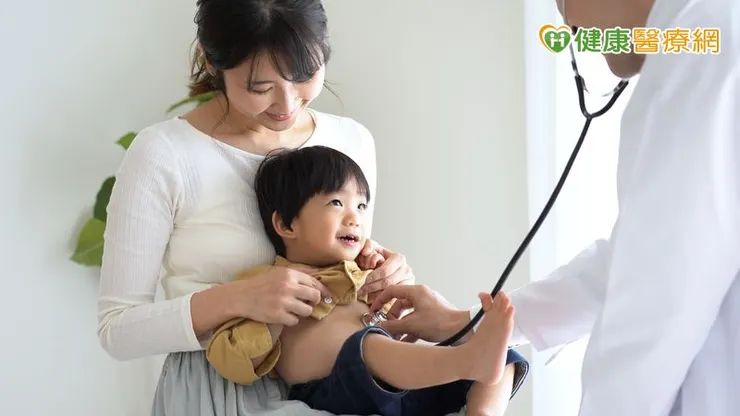 高雪氏症最棘手的一點在於—新生兒階段幾乎沒有異常徵兆。等到孩子出現肝脾腫大、貧血、容易瘀青、長得慢、骨痛等症狀時,往往已經錯過早期介入時機。