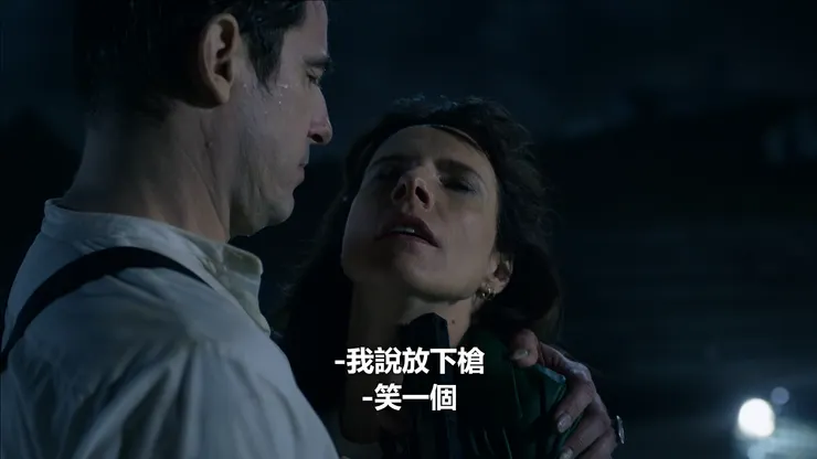 德古拉還沒過多久，馬上就領悟現代槍枝的使用方法，槍殺了一個隊員，馬上威脅了組織負責人柔伊。（Source : Netflix。）