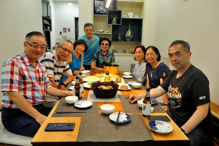 【開動前正襟危坐合照一張!客人到時先來一瓶金色三麥啤酒。】