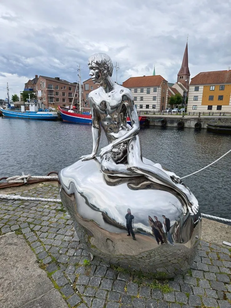 碼頭旁美男魚雕像