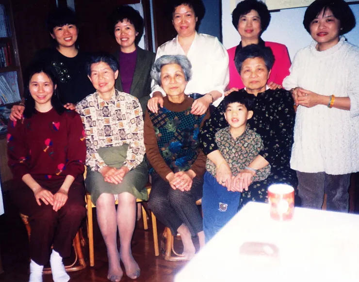 這是1994年阿姨來我家的照片。前排從左到右為表妹阿慧、阿姨的好友枝梅阿姨、阿姨、我媽媽和孫子、及姊姊懿慧,後排從左到右為我、小舅媽、二舅媽、大舅媽。