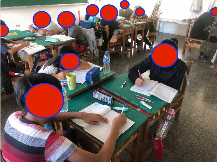 學生於課堂中先進行自主練習