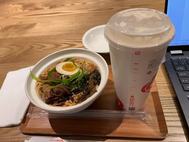 牛腱肉雞絲麵、焦糖布丁鮮奶茶。