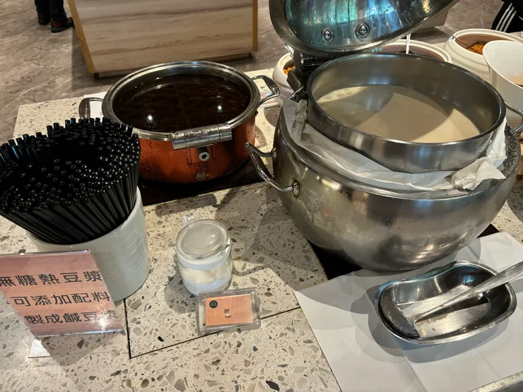 無糖熱豆漿可添加配料製成鹹豆漿