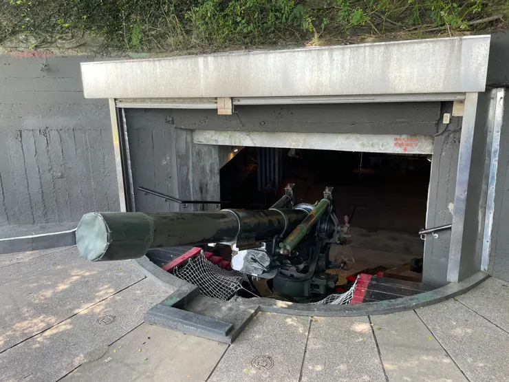 獅山砲陣地中的巨砲。