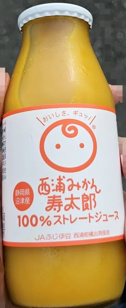 費盡千辛萬苦才跟店員溝通好要櫃檯後的冰的壽太郎果汁，果然N1等級的啞巴日語完全派不上什麼用場