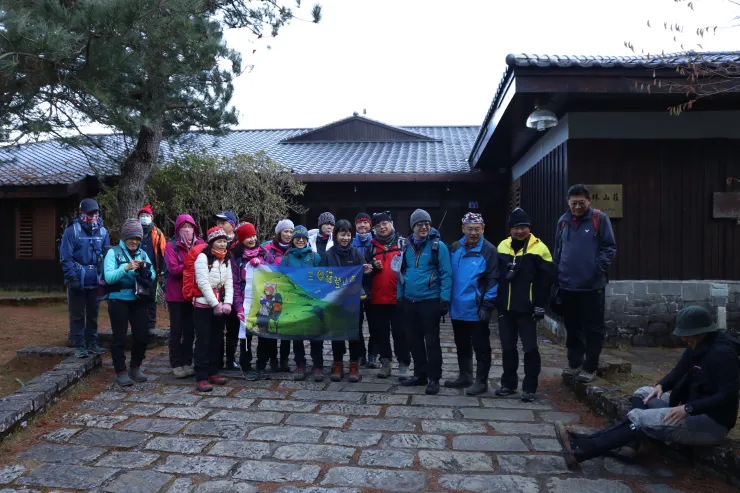 8:00於鹿林山莊前合影