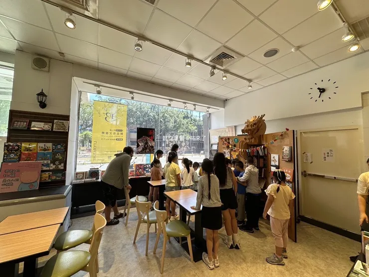 老師帶孩子導覽角落區域的活字印刷鉛字。