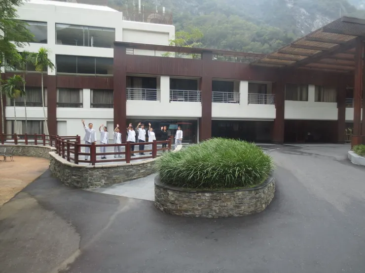 太魯閣晶英酒店的員工揮手歡送遊客離開!
