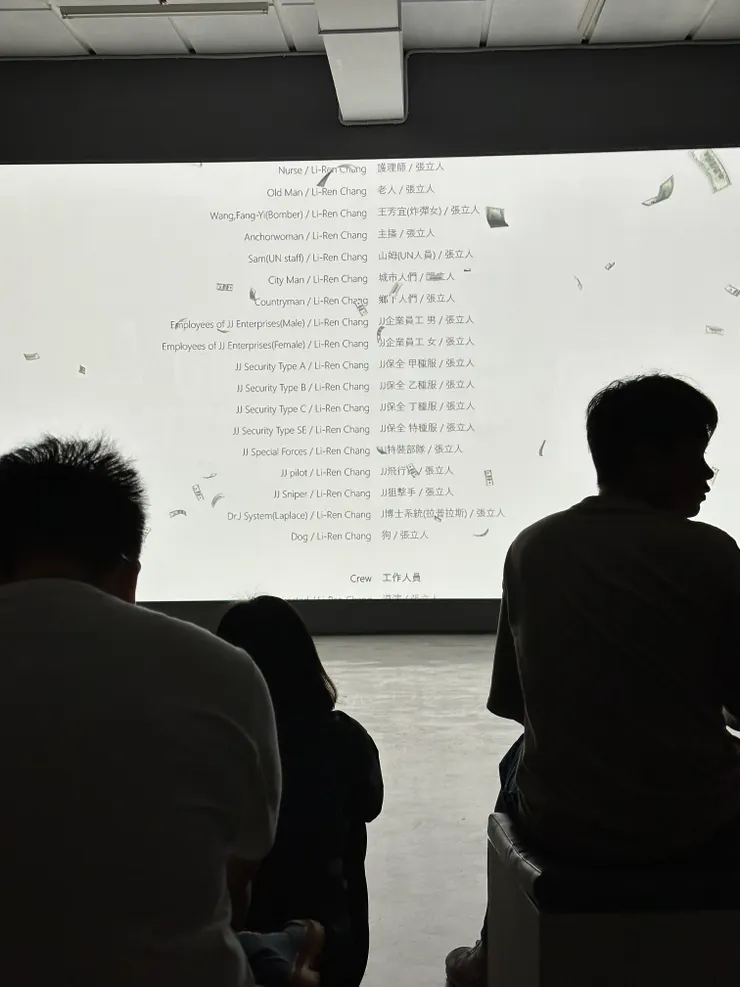 片尾roll card很幽默也很孤獨 從頭到尾 工作人員就只有藝術家一人