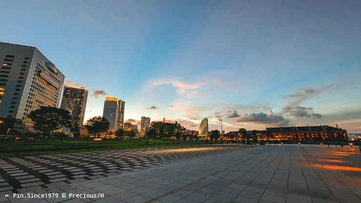 廣闊的水岸公園適合慢跑、散步的人兒坐下來小憩。