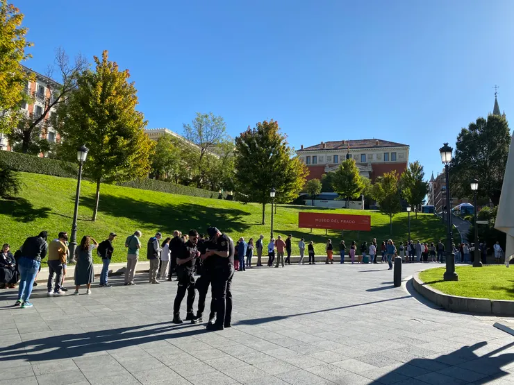 有票排入場（除了建議先買票，還建議要早點來看耶）