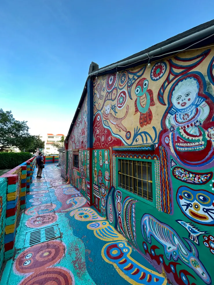 牆壁，地上色彩繽紛鮮豔