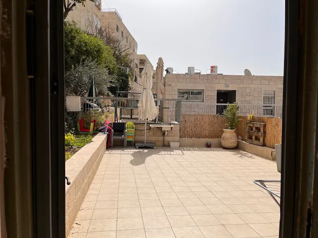 房子外面的大平台，屋主就住隔壁