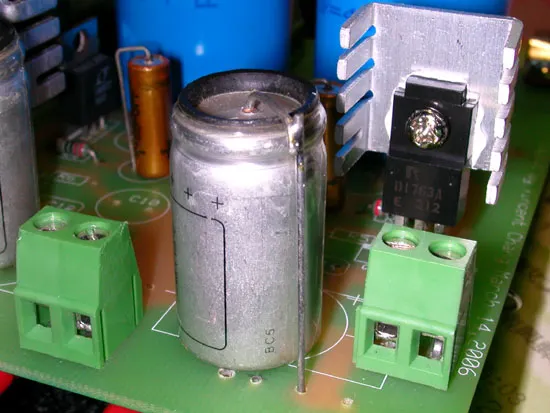 穩壓輸出晶體是 ROHM 生產的 2SD1763A 與 2SB1186A