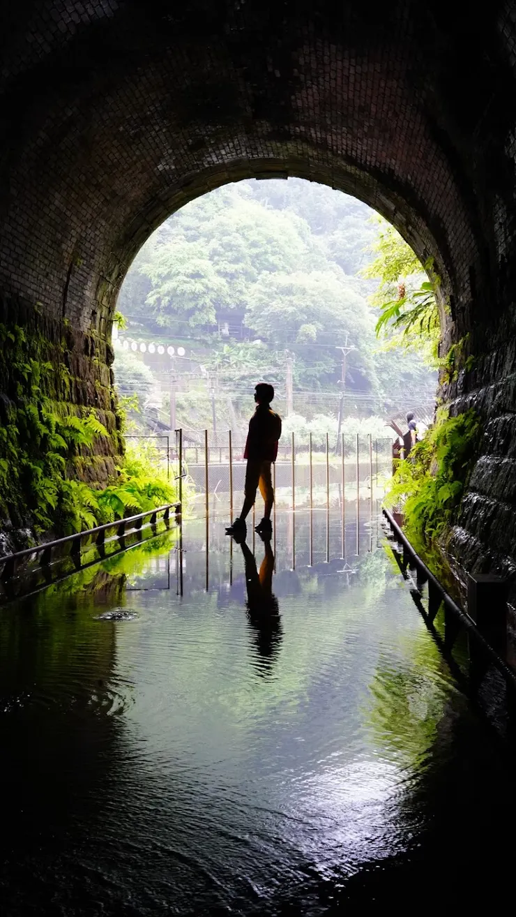 早上下過雨隧道在滴水， 積水有漣漪倒影有些模糊。