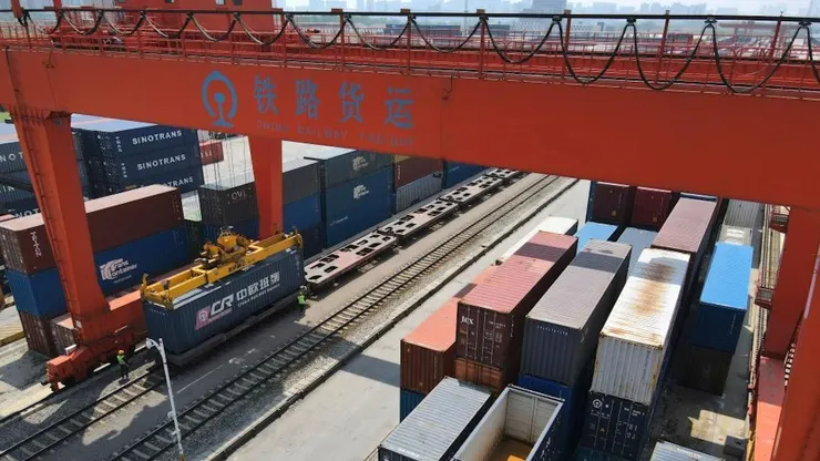 圖為2023年4月27日，在鐵路合肥貨運中心合肥北站物流基地，吊車司機將中歐班列集裝箱吊運到列車上。（新華社）