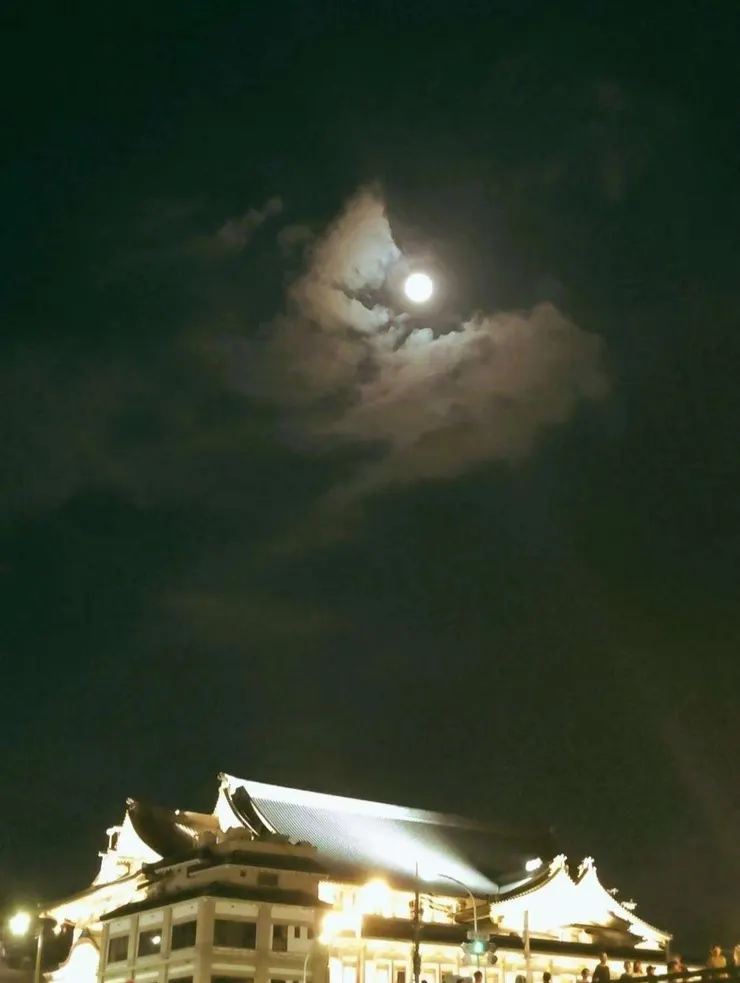 日本的月亮有比較圓嗎XD