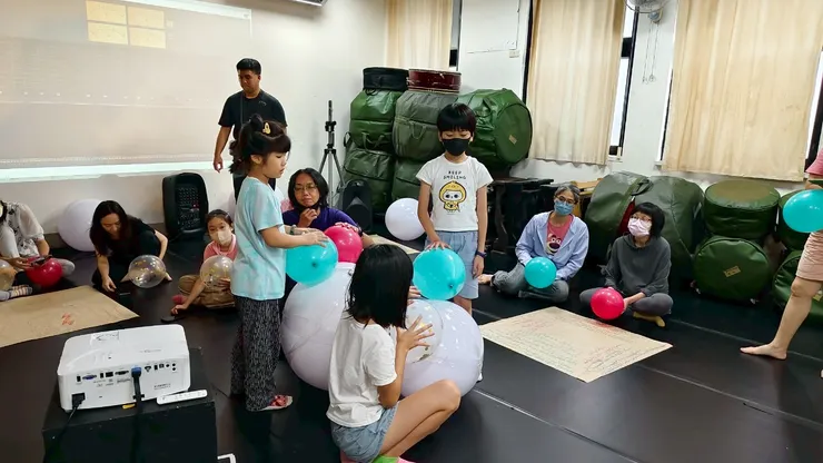 透過氣球感受震動情形