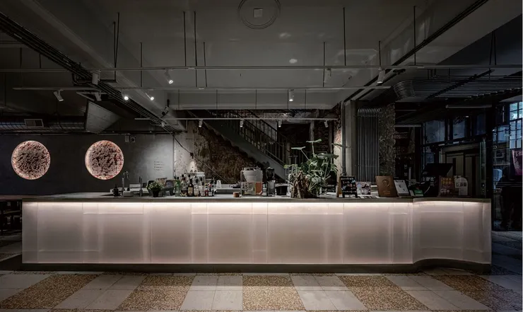 將牆面的斑駁痕跡化為空間特色,也和立面的圓窗設計相互呼應。(圖/原點出版《老屋熟成》)