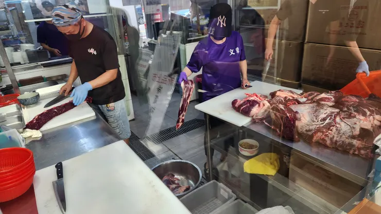 開放式廚房讓顧客可以看到料理的流程。