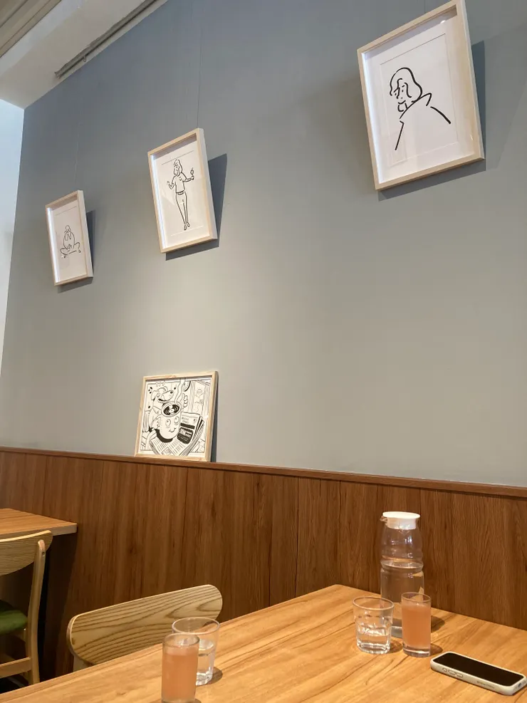 牆上也掛許多有趣的插畫