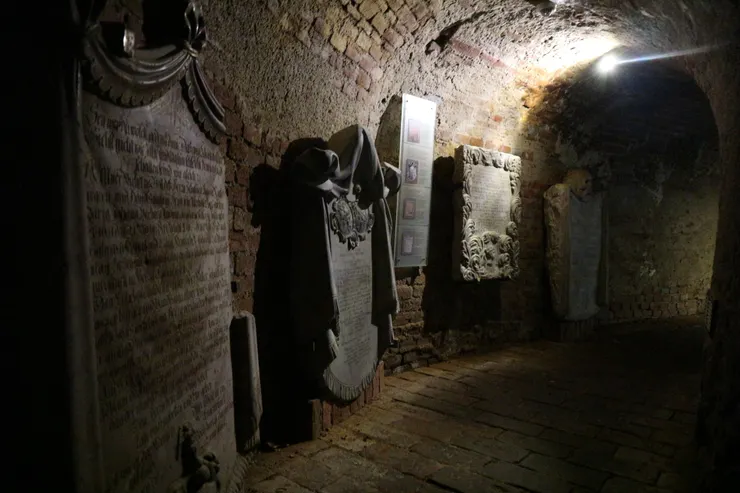 地下室有許多通道，感覺這是墓碑？