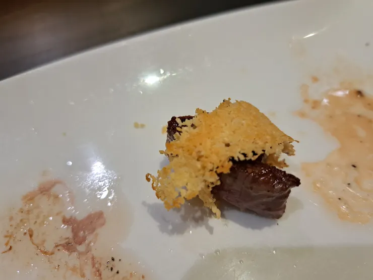 外裹起士粉,燒炸,變硬成塊,有餅乾感