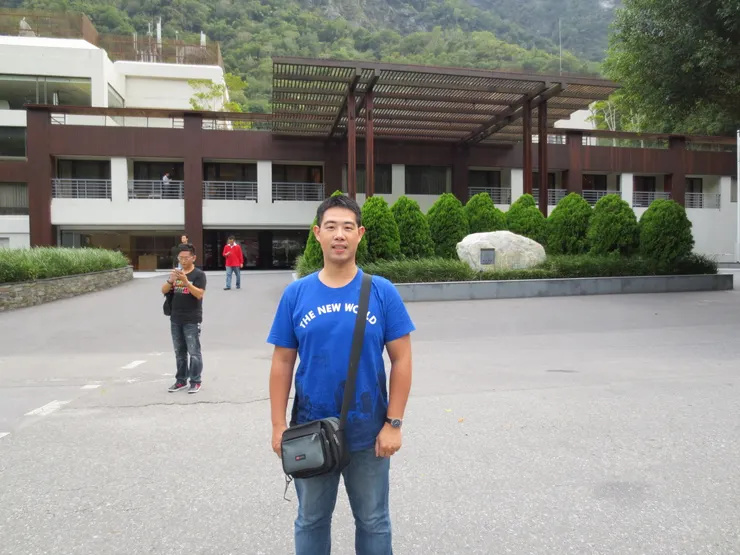 我身後是太魯閣晶英酒店的大門口!