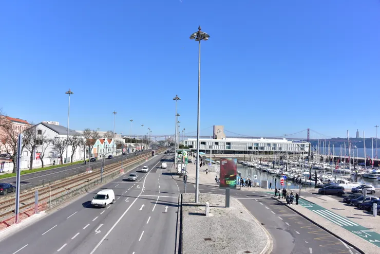 沿著海邊開闢的公路,旁邊是在港邊整齊停靠的船隻。