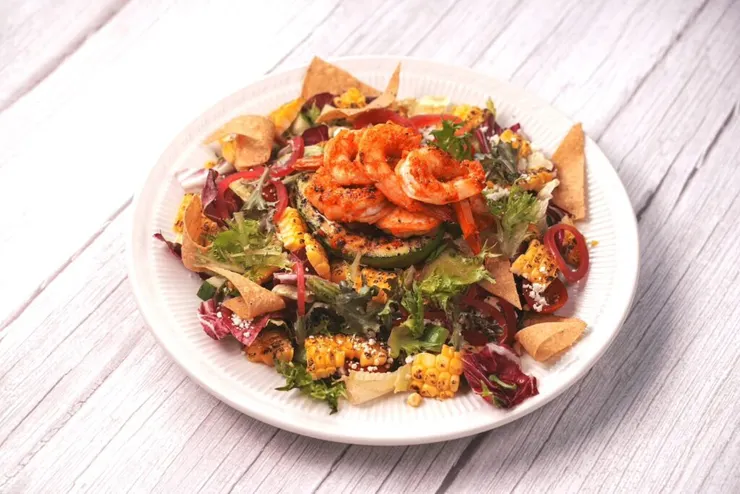 ▲以香煎辣味鮮蝦與炙燒酪梨鋪在爽脆生菜上的「炙燒酪梨鮮蝦沙拉」,佐以酪梨油醋醬,成為開胃首選。