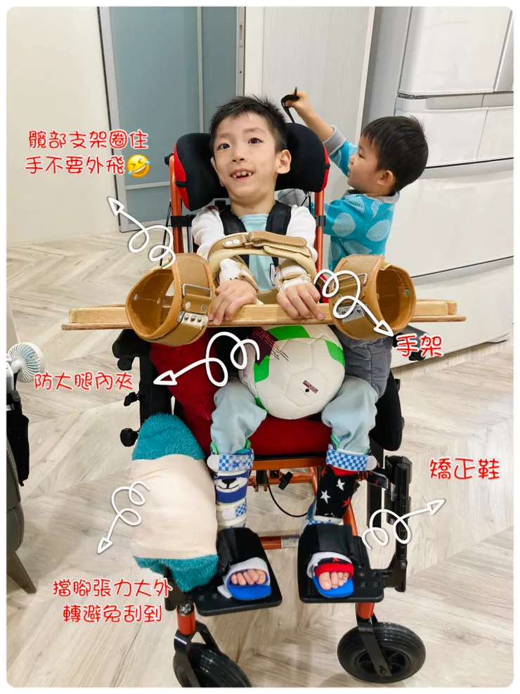 我們家最帥的坐輪椅老師有弟弟陪伴幫忙。
