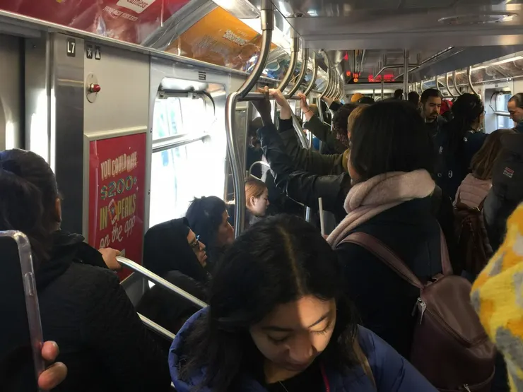 擁擠的車廂感覺到一種很奇妙的共鳴，上班😅