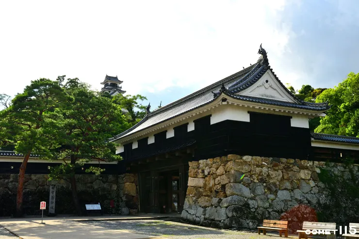 在追手門前方遠遠地就能看見天守閣