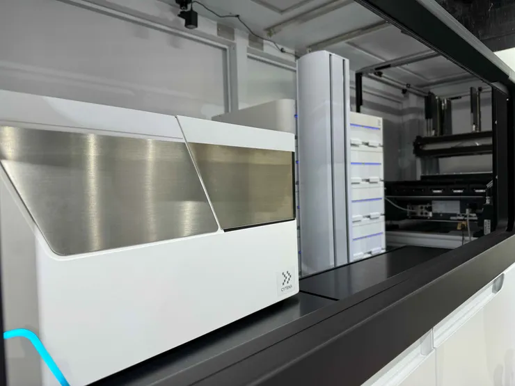 圖說:偉喬生醫與Leadgene Biosolutions合作推出C.STATION自動化細胞株開發平台,整合單細胞選殖、即時影像分析與高階細胞培養技術,透過數據管理系統確保製程完整可追溯。(資料來源:偉喬生醫)