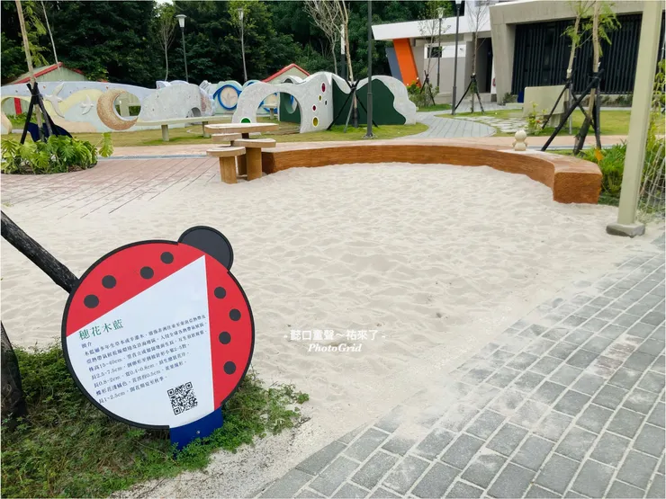 友善鋪面讓輪子可以推靠近後，家長再抱起身障童進入省下移位的困難。