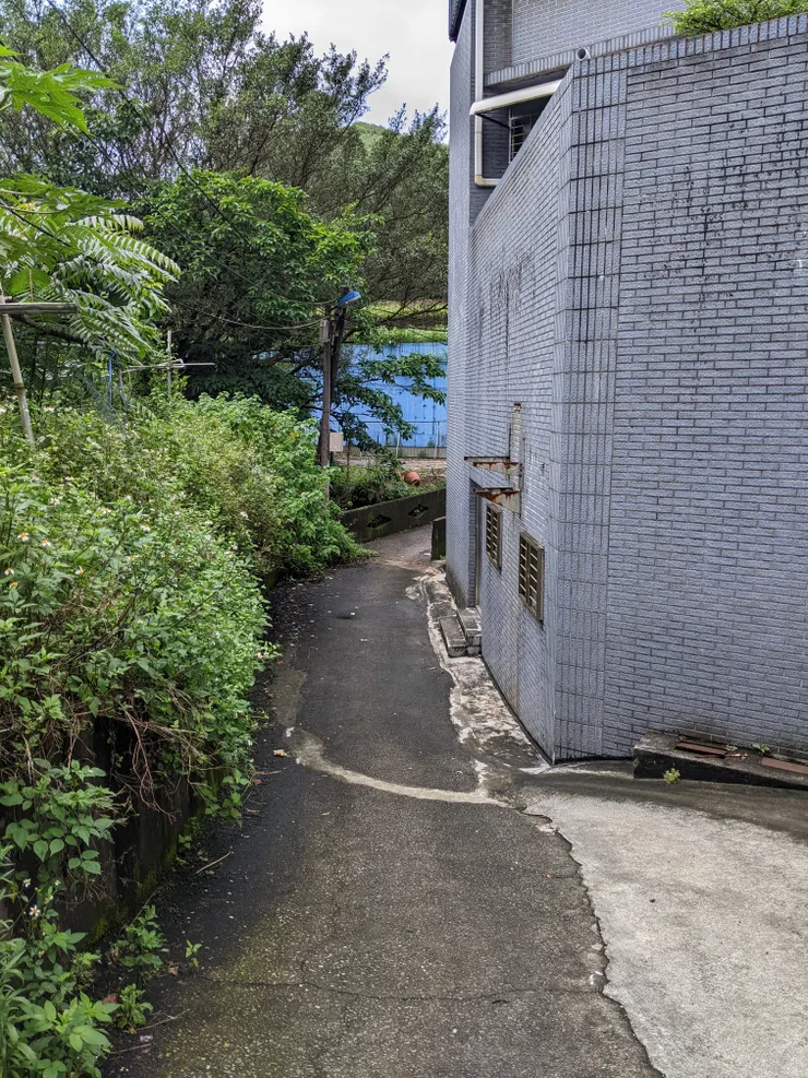 略微迷失方向後，發現是走這條過小橋