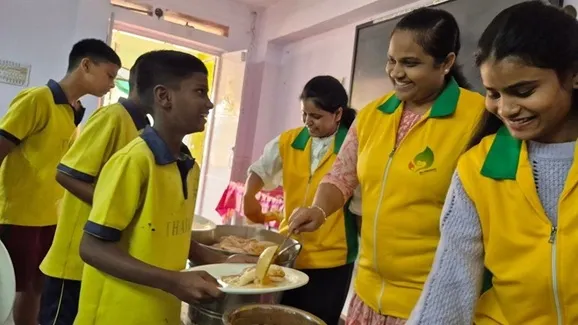 新天地釜山雅各枝派邦加羅爾教會（位於印度）第116期結業生與聖徒，於結業紀念特別志工服務期間造訪當地育幼院，並提供早餐。