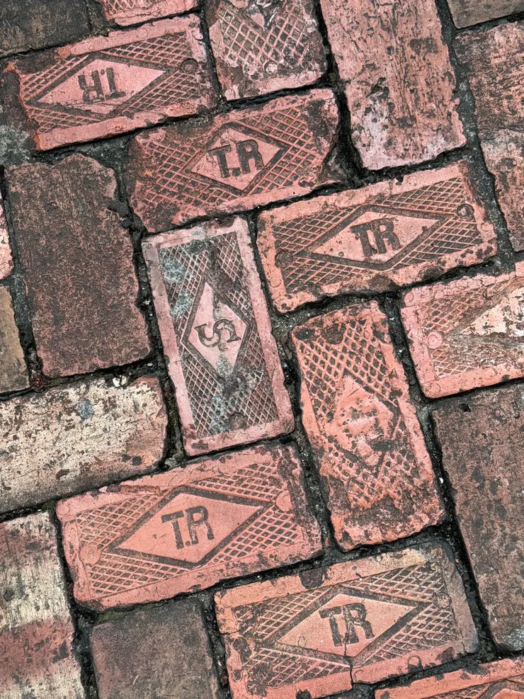 地面上兩種不同品質的地磚