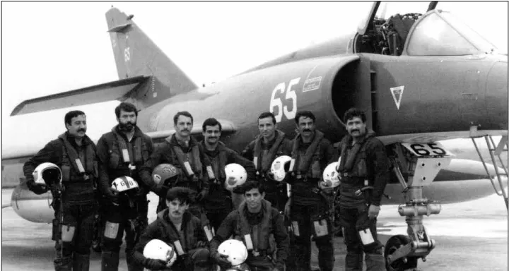 由於幻象F1當時尚未整合飛魚反艦飛彈且航程不足，1982年10月伊拉克向法國要求採購超級軍旗攻擊機，但此時該型機早已停產，因此法國同意伊拉克租借了5架來自法國海軍航空兵的超級軍旗，這些超級軍旗在戰爭期間被幽靈擊落一架；他們也曾經遭到雄貓攔截，幸好當時雄貓飛行員想節約鳳凰飛彈並嘗試以機炮交戰，這給了超級軍旗躲回沙烏地阿拉伯領空的窗口。1985年，伊拉克獲得可以攜帶一枚飛魚飛彈的幻象F1 EQ-5，且幻象F1 EQ-4得到夥伴加油能力後，伊拉克歸還了剩餘的超級軍旗。