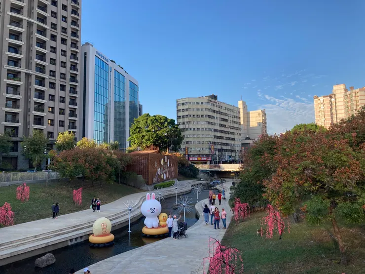 白天跟熊大兔兔們拍照打卡也很可愛！