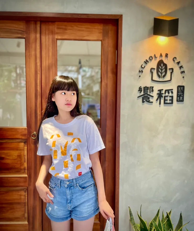 門口裝潢簡約文青，根本不像是銷售傳統點心的店