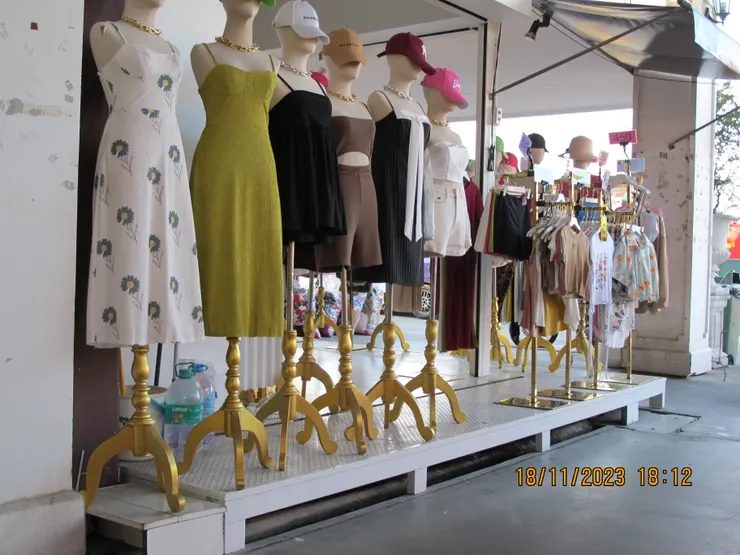 曼谷真的很多衣服賣。 不過這些我穿不下...