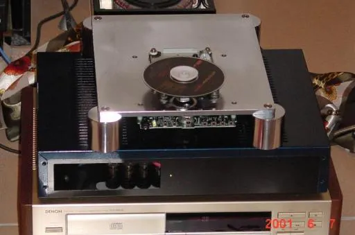 這是改裝過的創巨 52X CD-ROM 的模樣，還不錯吧！CD-ROM 下方是它的電源供應部份