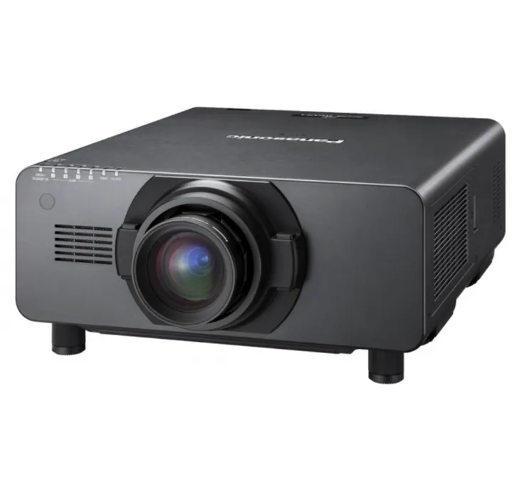 一時之間找不到過去曾經在場內拍過的投影機本人，但劇場用的投影機，因為要打出的亮度，價格跟尺寸上，與家用有很大的差距。