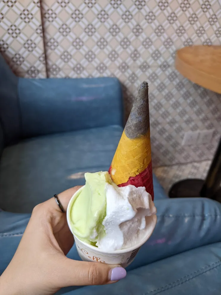 檸檬車露：檸檬+芭樂MOP$40，店內提供試吃，如果指定一種口味，店員會（應該是）隨機搭配另一種口味給你；選擇杯裝會獲得圖中的彩色甜筒餅乾，是間好吃的冰淇淋店