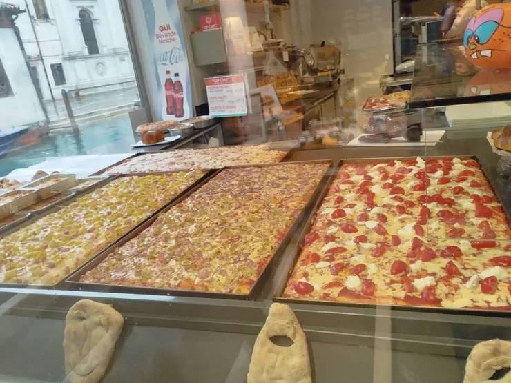 義大利好多這種披薩店，每次經過都好想停下來XD