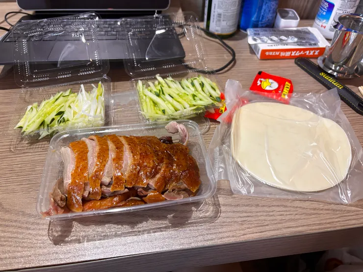 一週下來，體重小有降幅，週五晚上就必須點個烤鴨個人餐來吃吃，事實證明隔天的體重不會反彈太多