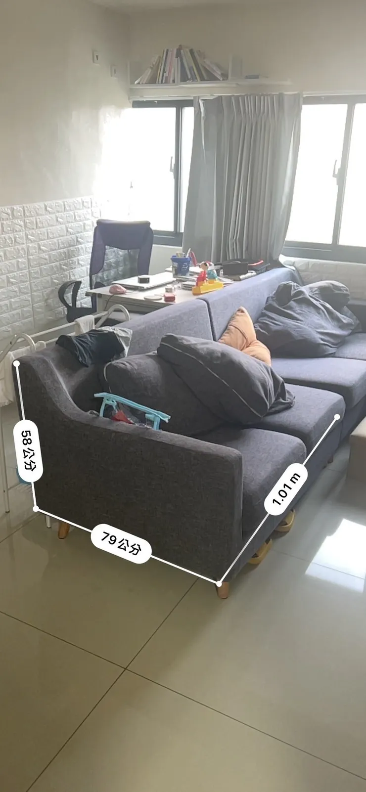 為了用自用車搬運，丈量尺寸核對空間大小。